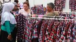 Penjual Baju Kotak-kotak di Rumah Lembang
