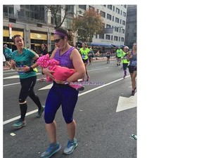 Keren! Ibu Ini Tetap Menyusui Bayinya Saat Lari Maraton