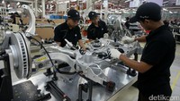 Tiga orang pekerja merakit BMW 730Li.