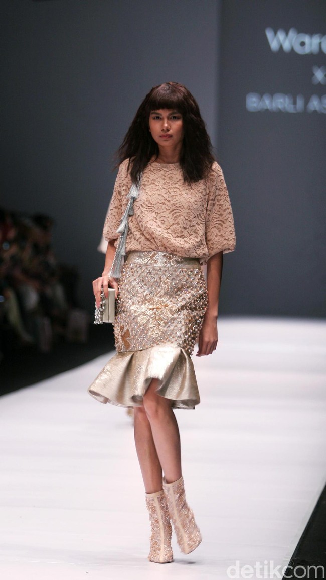 Koleksi Busana Barli Asmara yang mengangkat tema Glittery and Glamour di Jakarta fashion . Week 2017. Senayan City. Jakarta. [Foto: Mohammad Abduh/Wolipop]