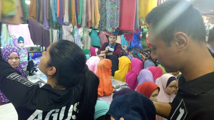 Temani Agus di Tanah Abang, Annisa Pohan Asyik Belanja Jilbab