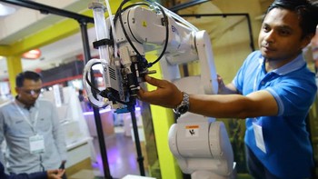 Robot C8 series diluncurkan di pameran Manufacturing Indonesia 2016, Jakarta International Expo Kemayoran.
