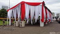 Tenda bernuansa merah putih juga disiapkan di Monas.