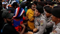 Sebelumnya terjadi aksi saling dorong antara polisi dengan puluhan demonstan. REUTERS/Beawiharta.