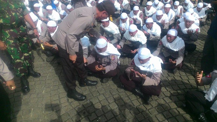 Polisi Sediakan Karpet dan Sajadah untuk Peserta Aksi Damai 2 Desember