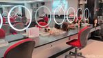 Potret Kelas Make Up Pramugari Emirates
