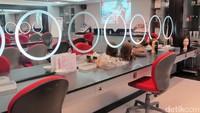 Di lantai 3 terdapat suatu ruangan layaknya ruang rias yang penuh kaca. Ternyata, ini adalah kelas untuk pelatihan make up pramugari (Afif/detikTravel)