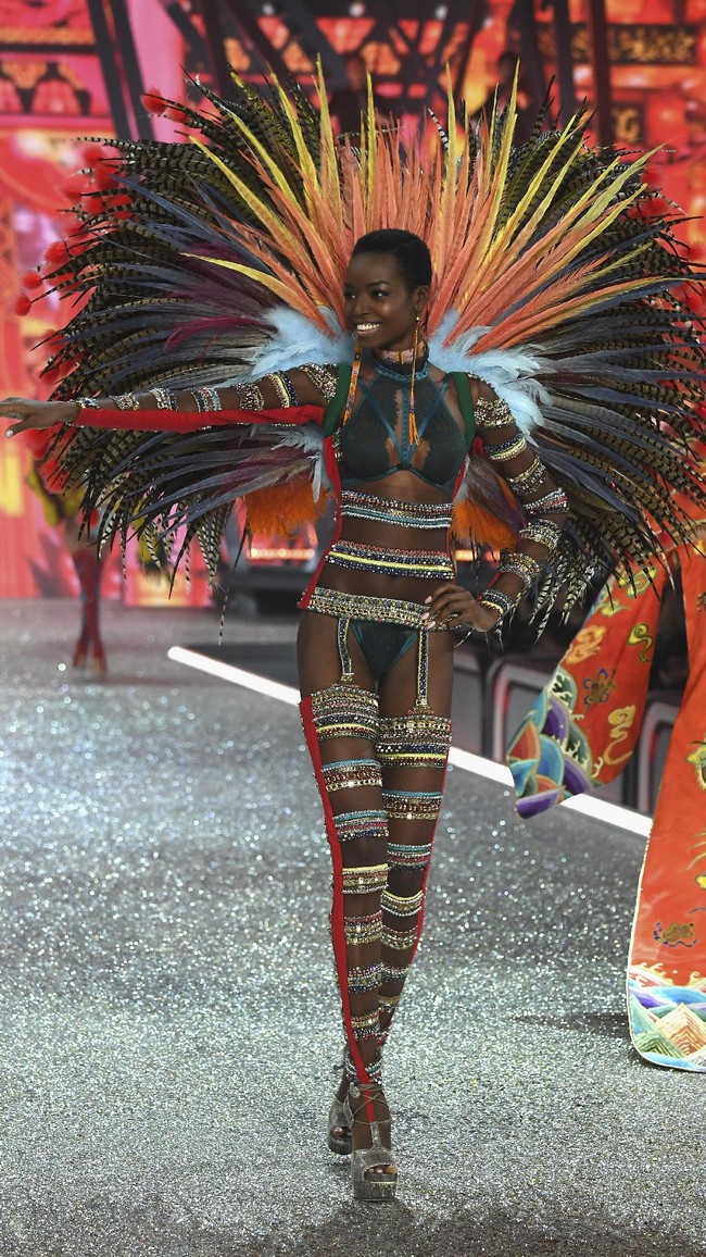 Koleksi Fashion Show Victorias Secret 2016. [Photo by Pascal Le Segretain/Getty Images for Victorias Secret]