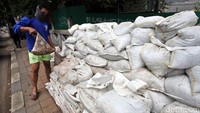 Ada puluhan karung lumpur yang berhasil dikeruk dari sungai.