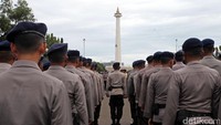 Pasukan Brimob mengikuti apel di Monas, Jakarta.
