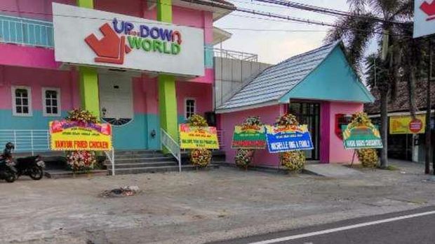 Tampak depan Rumah Terbalik (Robert Adolf Izak/d'Traveler)