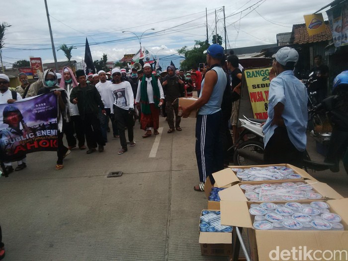 Warga Bandung Bagikan Makanan dan Minuman kepada Massa Longmarch GNPF MUI