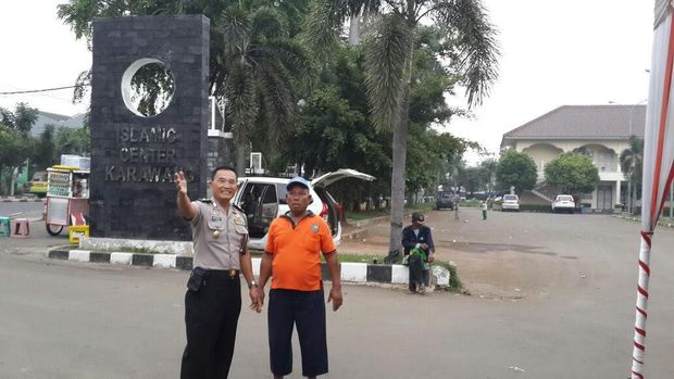 Kapolres Karawang AKBP Andi Herindra mengecek persiapan tenda.