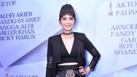 Kaki mulusnya terlihat jelas karena tak mengenakan longdress. Pool/Noel/detikFoto.
