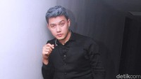 Pose Dirly di Balai Sarbini, Jakarta Selatan. Pool/Gus Mun/detikfoto.
