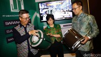 (Ki-ka) Direktur Utama PT Saranacentral Bajatama Tbk Handaja Susanto, Direktur Keuangan Suryani, dan Direktur Operasional Panji Surya Soejaprahono berbincang seusai peluncuran Sarana Color.