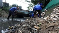 Tampak dasar sungai mengalami pendangkalan terbukti dengan banyak lumpur yang mengendap.