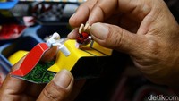 Pak Andri (50) membuat permainan miniatur kapal-kapalan di kawasan Bidara Cina, Jakarta Timur, Rabu (30/11/2016).