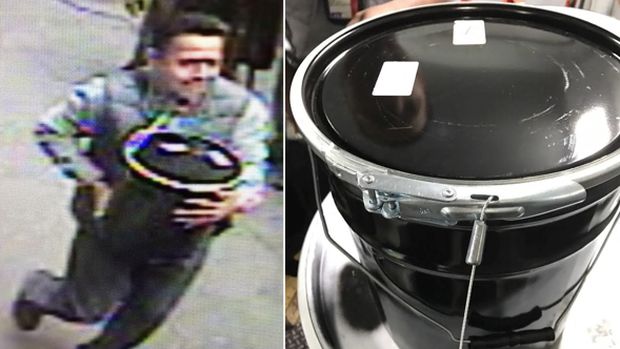 Pria yang tengah diburu polisi New York (kiri) dan ember berisi emas yang diambilnya (kanan)
