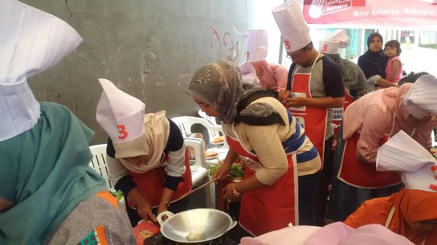 Kampanye di Pondok Bambu, Sandiaga Icipi Hasil Lomba Masak