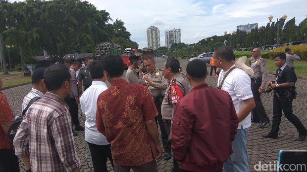  Wakapolda Metro Jaya Brigjen Suntana dan Juru Bicara Front Pembela Islam (FPI) Munarman mendatangi Monas jelang aksi damai 2 Desember