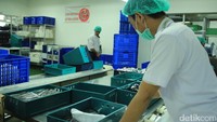 Foto: Selain makanan, pihak Aerofood ACS juga bertanggung jawab untuk membersihkan dan memasok peralatan makan untuk maskapai Garuda Indonesia dan lainnya. Mulai dari sendok, garpu hingga piring, semua juga menjadi tanggung jawabnya (Randy/detikTravel)