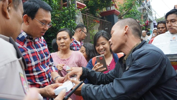 Blusukan ke Kebagusan, Ahok Beli Bandeng Presto