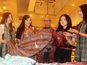 Olivia Jensen dan Tina Toon Hadiri Batik Charity Exhibition