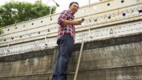 Calon Gubernur DKI Basuki Tjahaja Purnama (Ahok) terlihat memanjat pagar saat blusukan ke Taman Anggrek Ragunan, Jl RM Harsono, Jakarta Selatan, Kamis (1/12/2016).