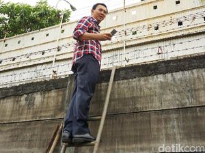 Lihat Sungai di Pasar Minggu, Ahok Panjat Pagar