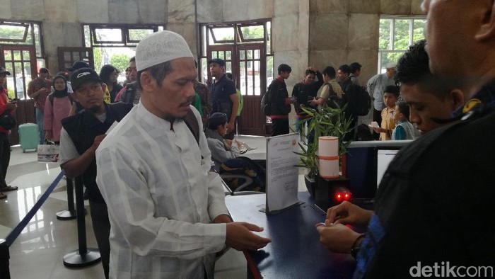 Massa Peserta Aksi Damai 2 Desember dari Semarang ke Jakarta Naik Kereta Api