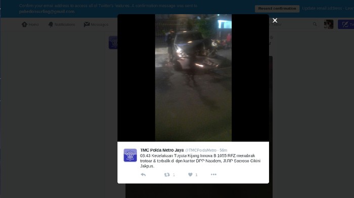 Mobil Innova Hitam Terbalik di Depan DPP Nasdem, Cikini