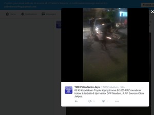Mobil Innova Hitam Terbalik di Depan DPP Nasdem, Cikini