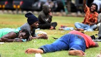 Mereka tampak beristirahat di lapangan.