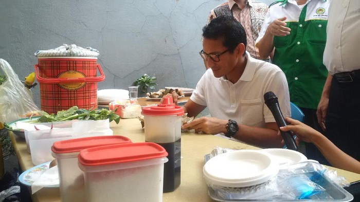 Kampanye di Pondok Bambu, Sandiaga Icipi Hasil Lomba Masak