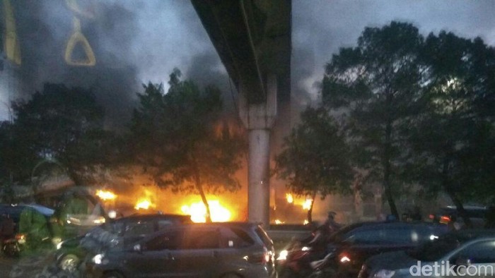 Bus TransJ Gandeng Terbakar di Depan BNN, Lalin Macet 2 Km