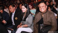 Pasangan beda profesi ini tampak menikmati konser Tribute To Mike Mohede di Balai Sarbini, Jakarta Selatan, Rabu (30/11). Pool/Gus Mun/detikFoto.