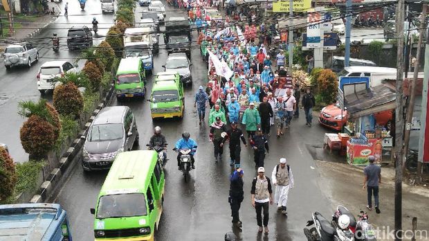 Massa dari Bogor Longmarch Ke Monas untuk Ikut Aksi Damai 2 Desember