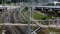 Rel kereta membentang dari arah bekas pintu M1 yang sudah lama ditutup menuju proyek pembangunan stasiun kereta bandara.