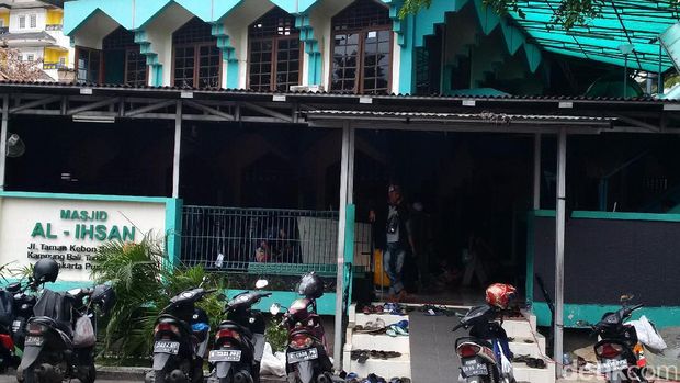 Melihat Massa Aksi 2 Desember yang Menginap di Masjid Al Ihsan Jakpus