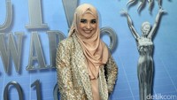Riasan Shireen menambah wajahnya semakin cerah. Foto: Noel/detikHOT