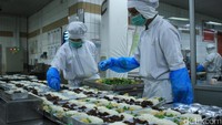 Foto: Setelah makanan siap, proses penataan makanan atau dishing pun sudah menanti. Ada sejumlah staf yang khusus menata makanan per porsi. Misalnya saja menaruh nasi beserta daging dan sayur dalam satu porsi makanan (Randy/detikTravel)