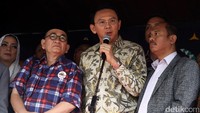 Ahok keluar dari Gedung JAM Tindak Pidana Umum Kejagung, Jalan Hasanuddin Kebayoran Baru, Jakarta Selatan, sekitar pukul 11.13 WIB, Kamis (1/12/2016).