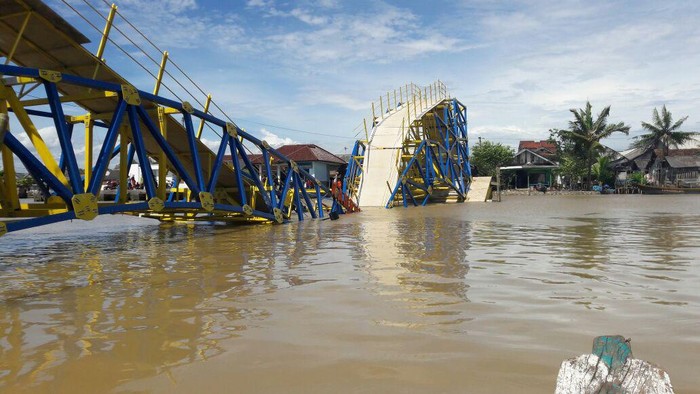 Jembatan Apung di Cilacap Ambruk