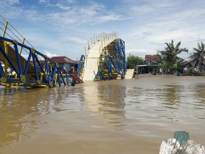 Jembatan Apung di Cilacap Ambruk