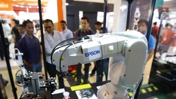 Robot Epson ini juga memberikan kecepatan dan presisi tinggi. Foto: Hasan Habshy/detikcom