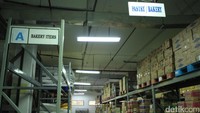Foto: Setelah tahap receiving, sejumlah bahan baku akan disetor ke dalam storage atau gudang penyimpanan. Untuk bahan baku seperti bumbu masak akan ditata sedemikian rupa di gudang layaknya di pusat perbelanjaan (Randy/detikTravel)