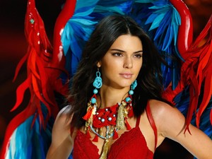 Kendall Jenner Menangis Tersedu-sedu Saat Jadi Model Victorias Secret