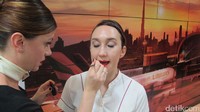 Kemudian, lipstik dipilih warna merah agar serasi dengan warna topi dan warna garis pada seragam pramugari. Terakhir, diberi spray penyegar biar make up tahan lama (Afif/detikTravel)
