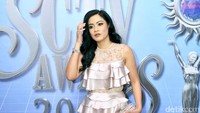 Rambut gelombangnya menambah kecantikan Titi. Pool/Noel/detikFoto.